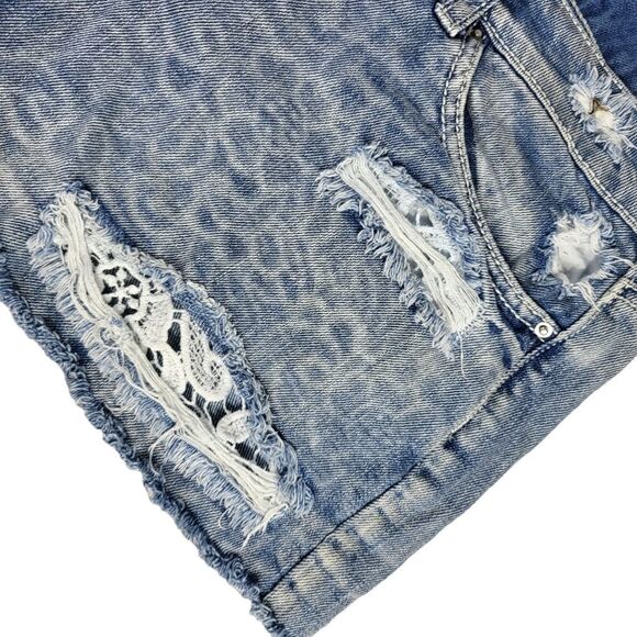 YMI Wanna Betta Butt Low-Rise Distressed Frayed Hem Denim Shorts Size 11 - Picture 3 of 7